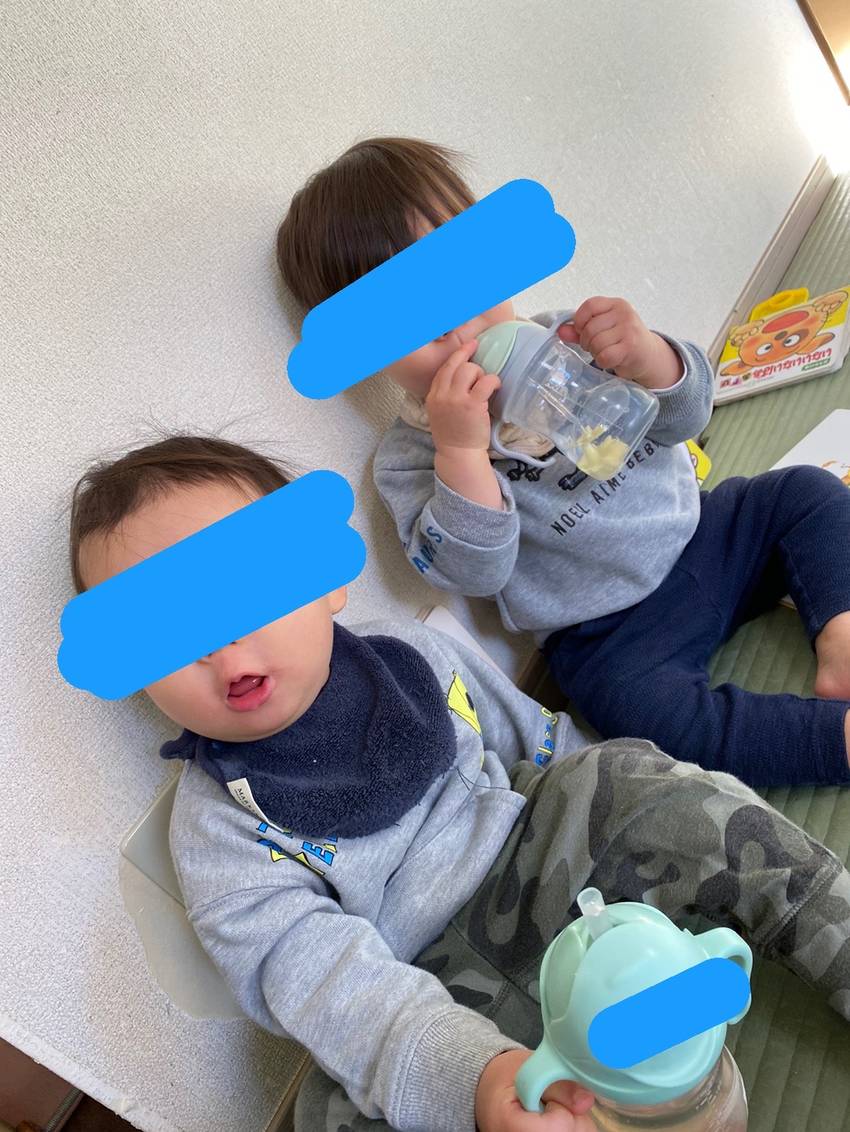 今日も2人仲良く並んで座ってい...