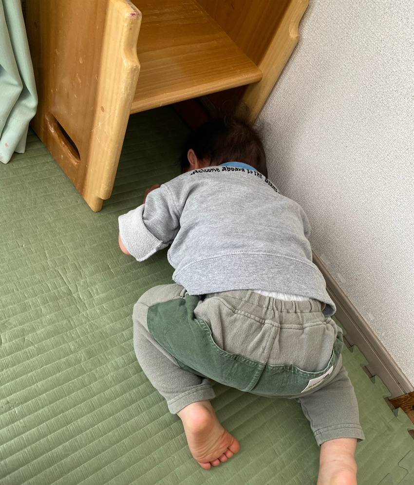 うわーん!😭 エプロンして椅子...