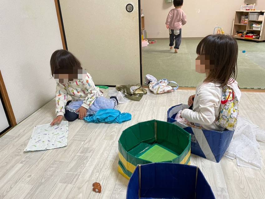 玩具箱を船に見立て遊んでいます...