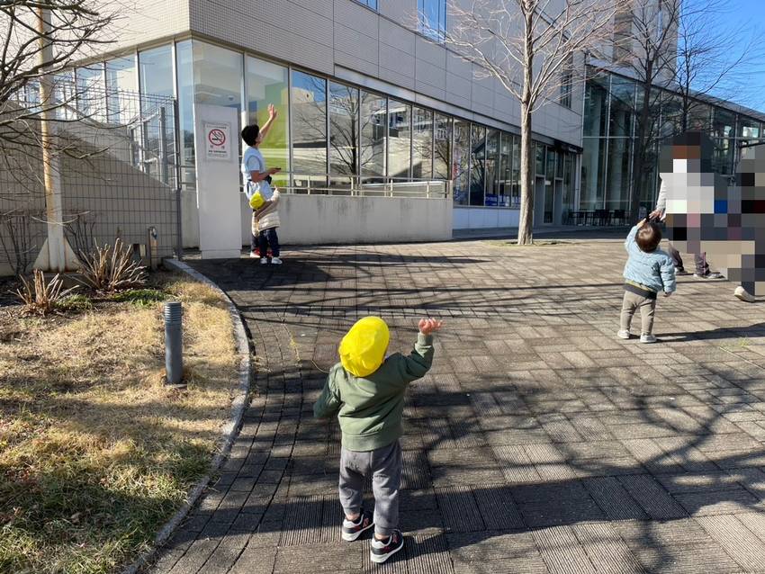 ヘリコプターを見つけ、手を振っ...