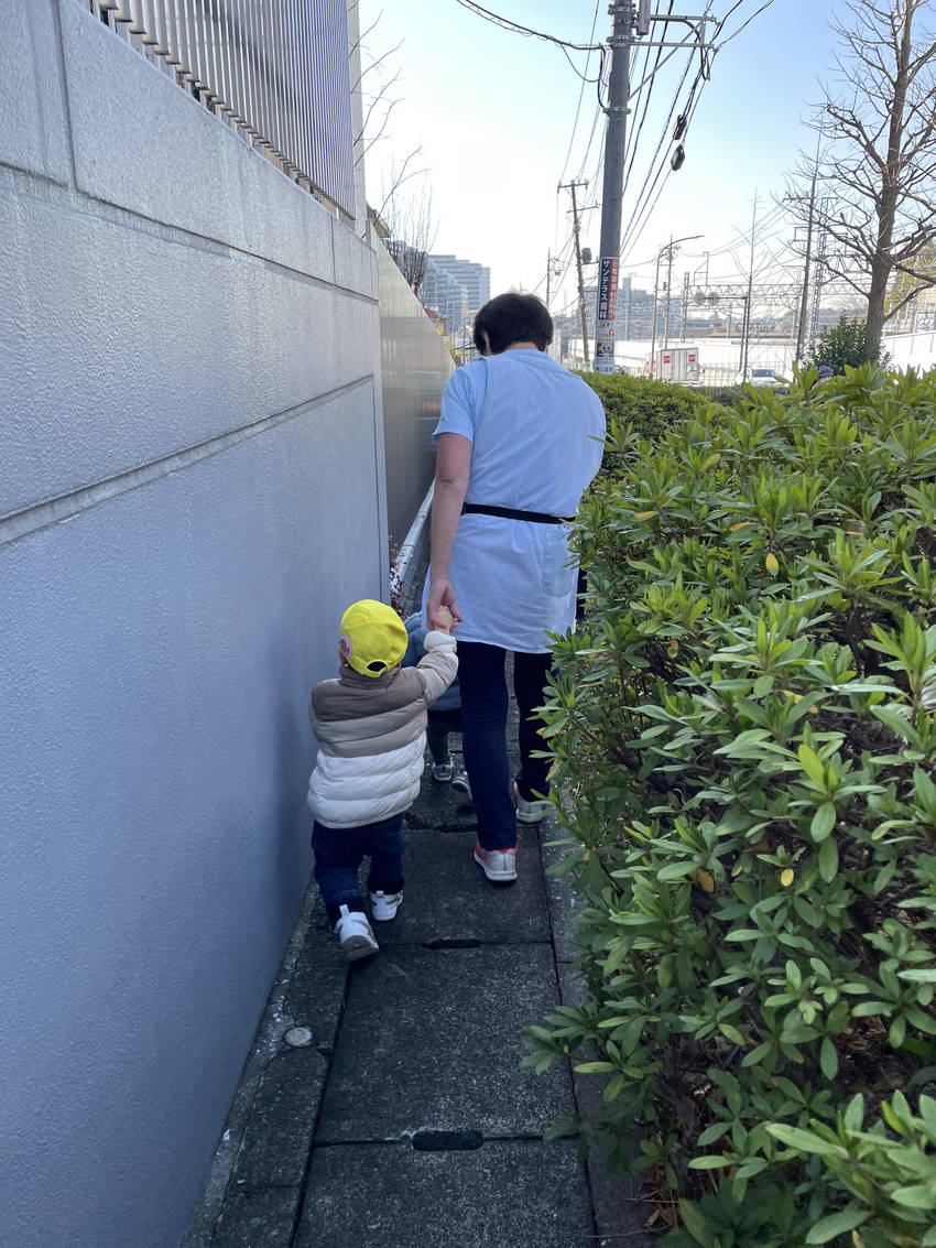 細い小道も手を繋いで歩けたよ☺...