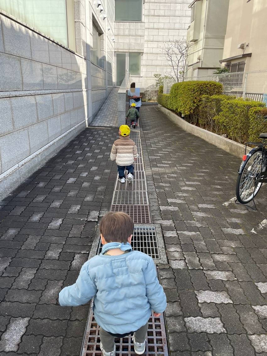 最後は側溝の道を一本橋のように...