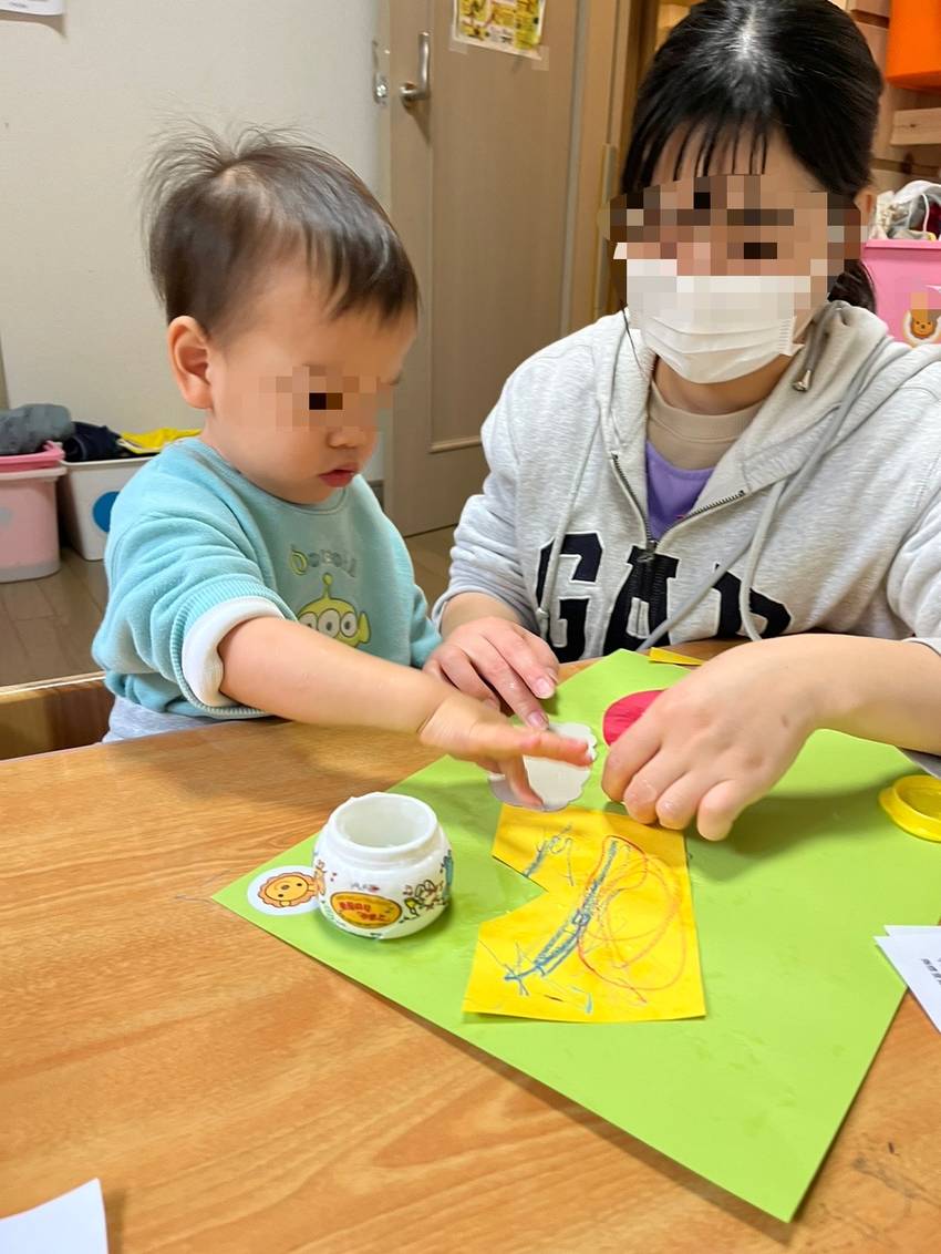 ノリでペタペタ〜 上手に貼れま...
