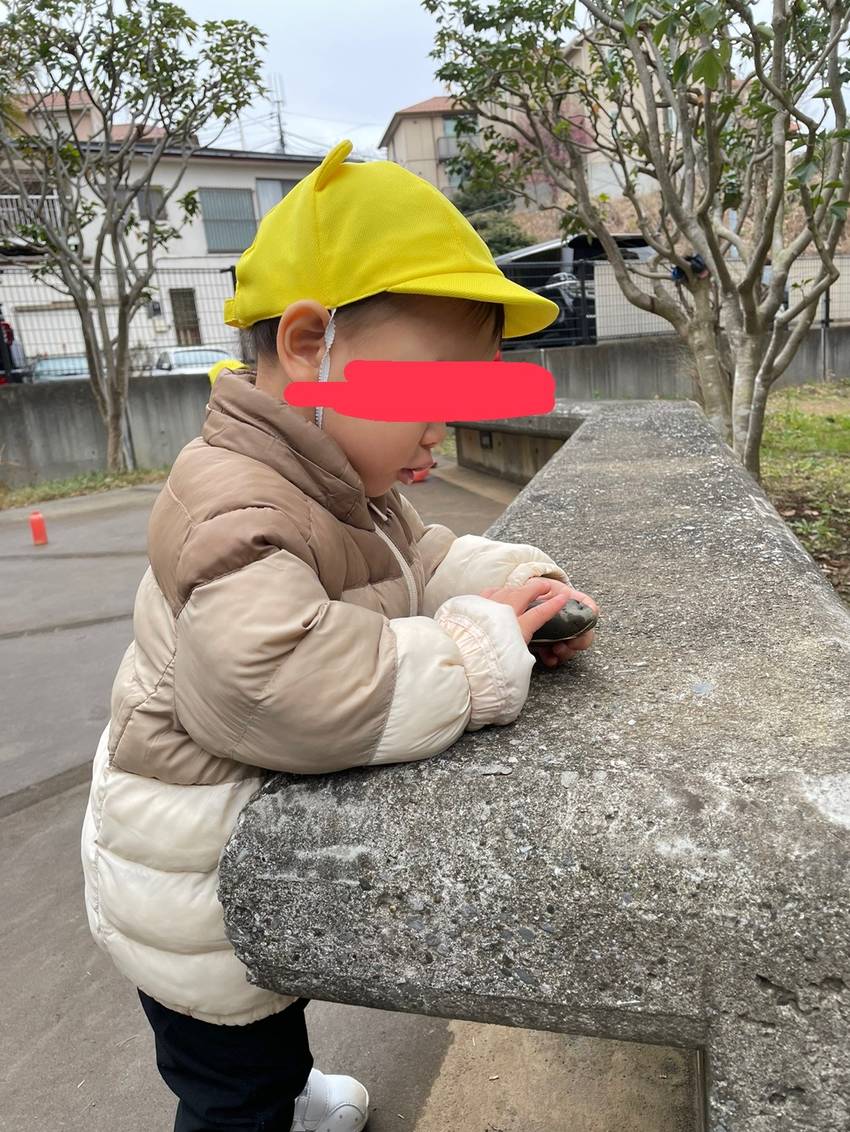 外に出たら大きな石発見🪨✌️