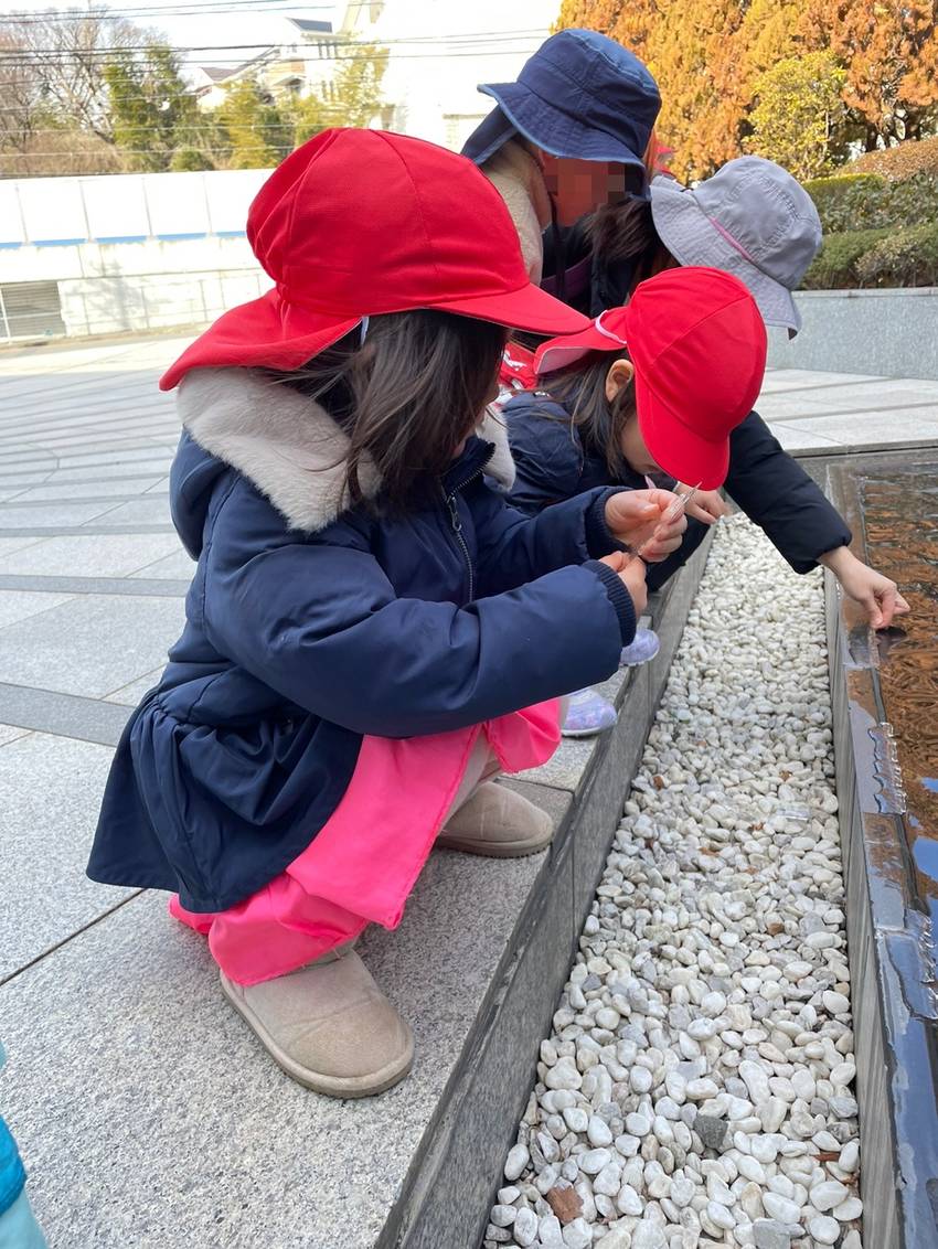 氷あった! 嬉しそうに手に持つ...