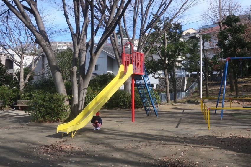 「もういいよー!」と滑り台の下...