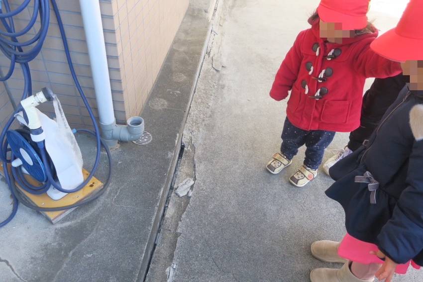 氷をじーっと見つめる 🐭ちゃん...
