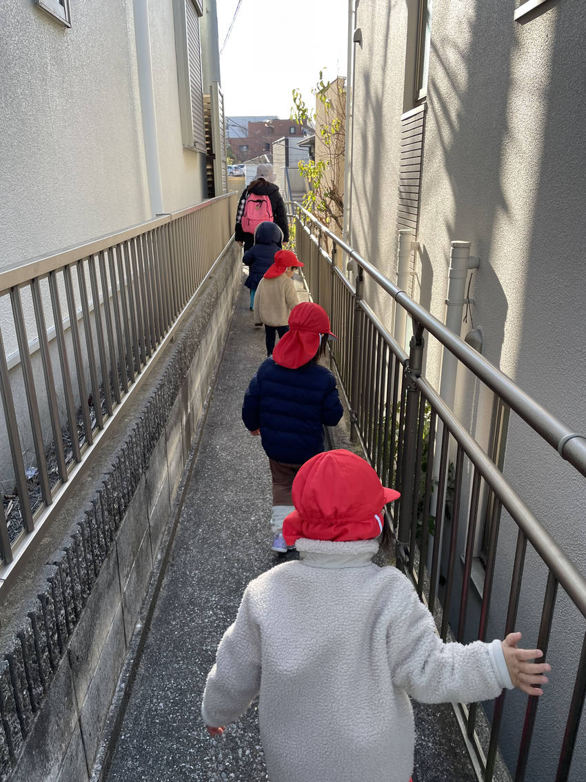 小道を通るよ! 「静かに🤫」と...