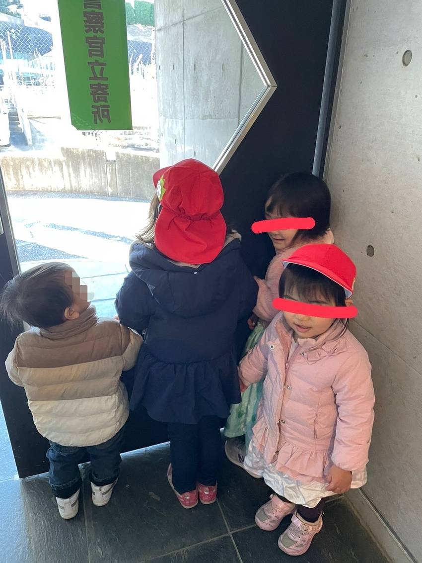 誰か帰ってくるかな? 隠れて待...