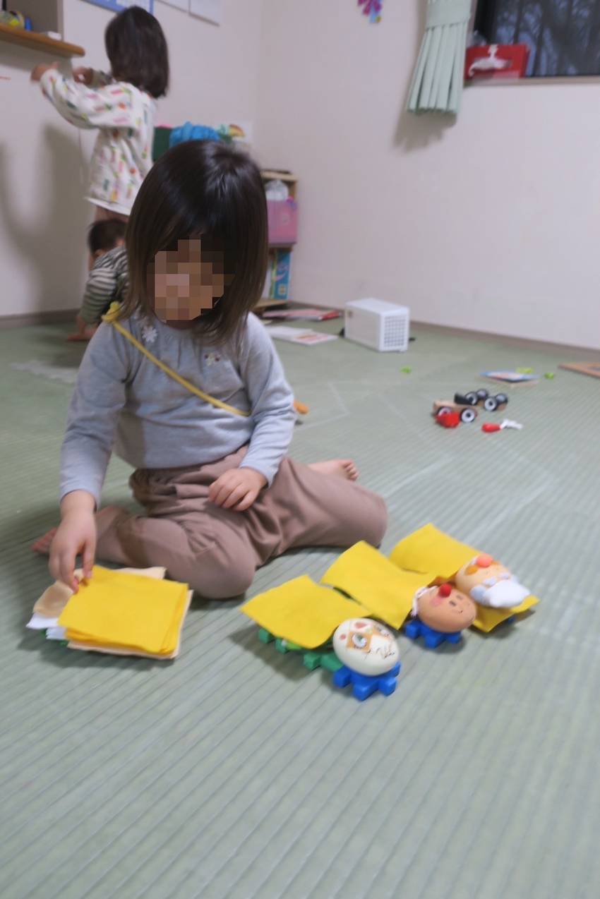 人形にベッドをつくってあげてい...