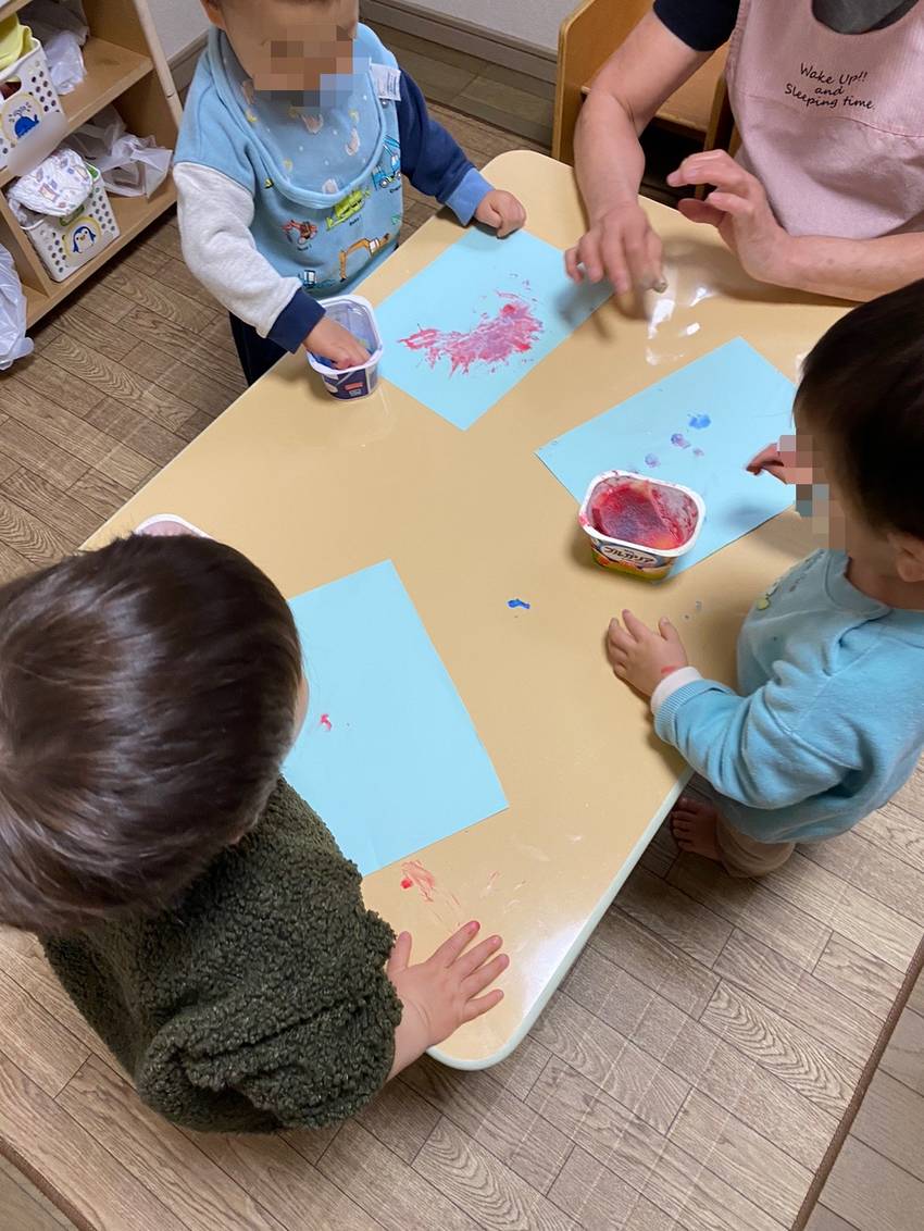 絵の具を指でぺたぺた