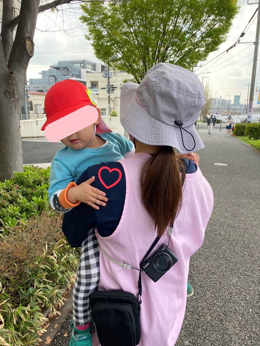ちょっと照れくさくて、そっと手...
