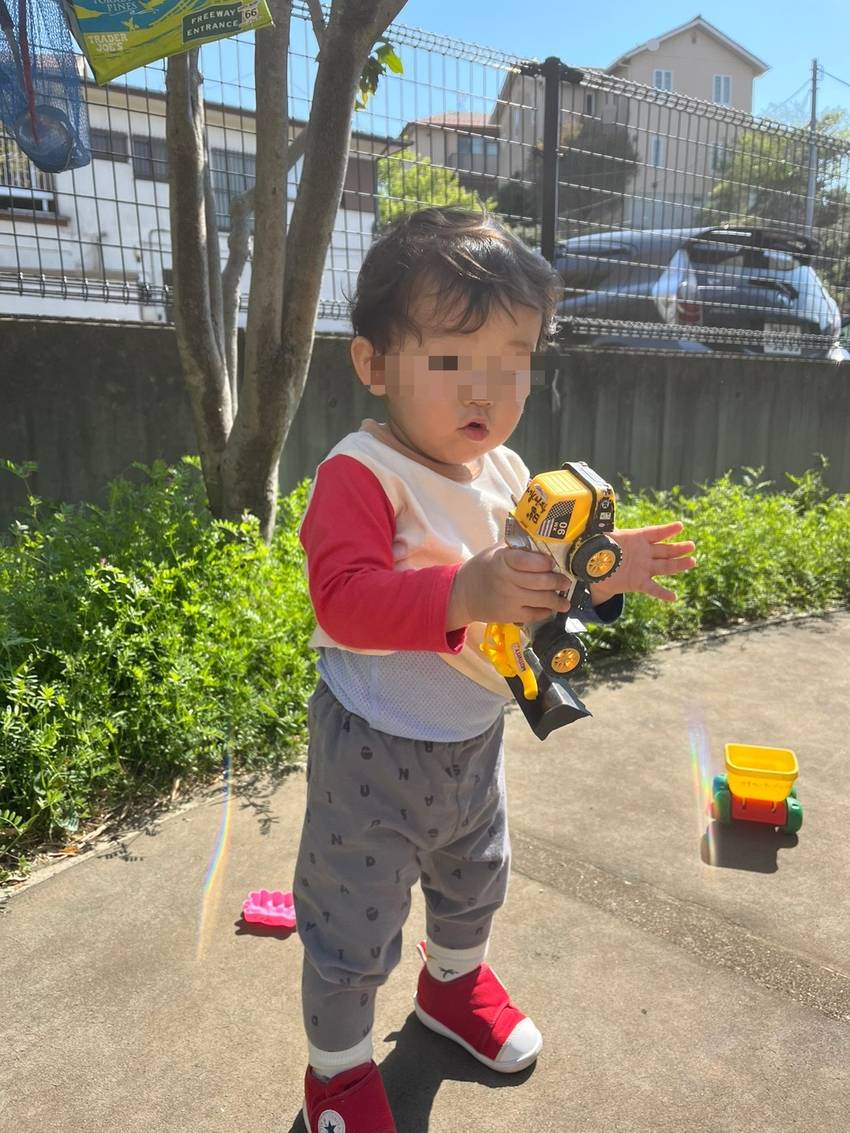車のおもちゃを持って とっても...