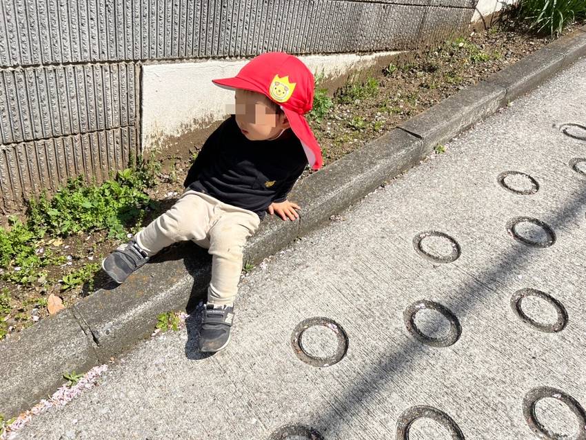 帰り道、歩いては座ってを繰り返...