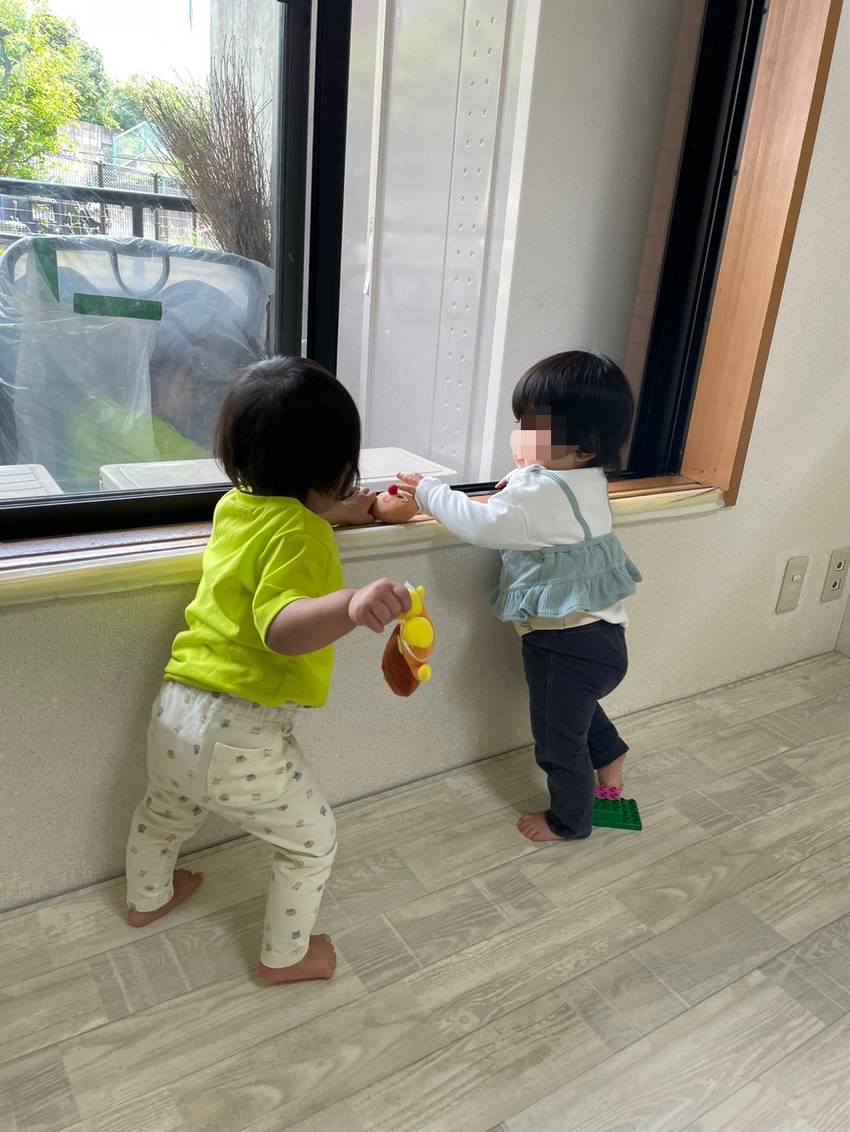 つかまり立ちで一緒にあそぼう😊
