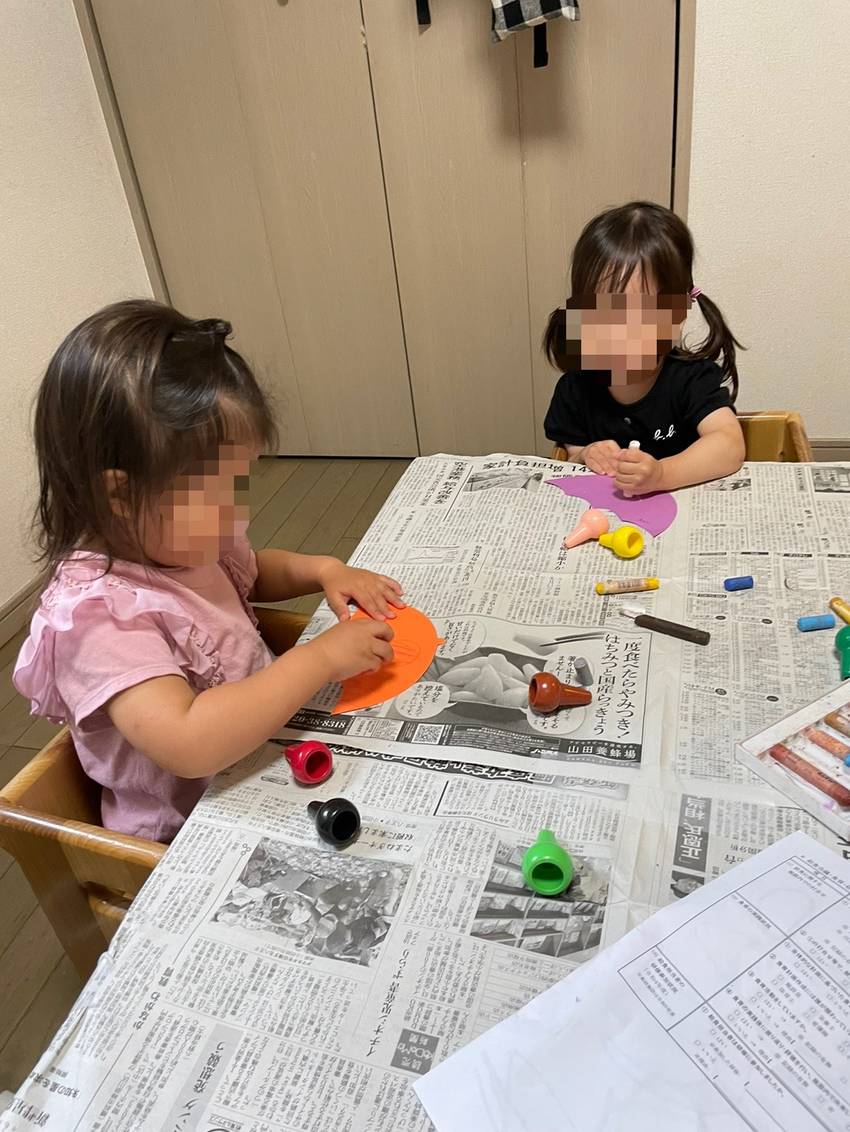 好きな色の画用紙でたくさん描い...
