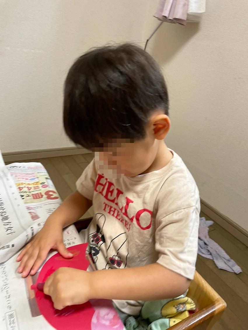 赤い画用紙に赤いクレヨン🖍️を...