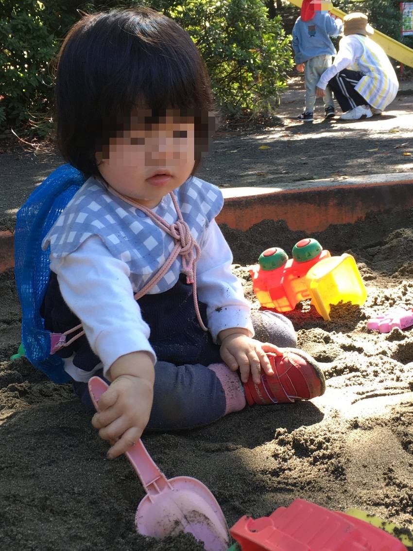 砂場遊びに夢中な🦋ちゃん。