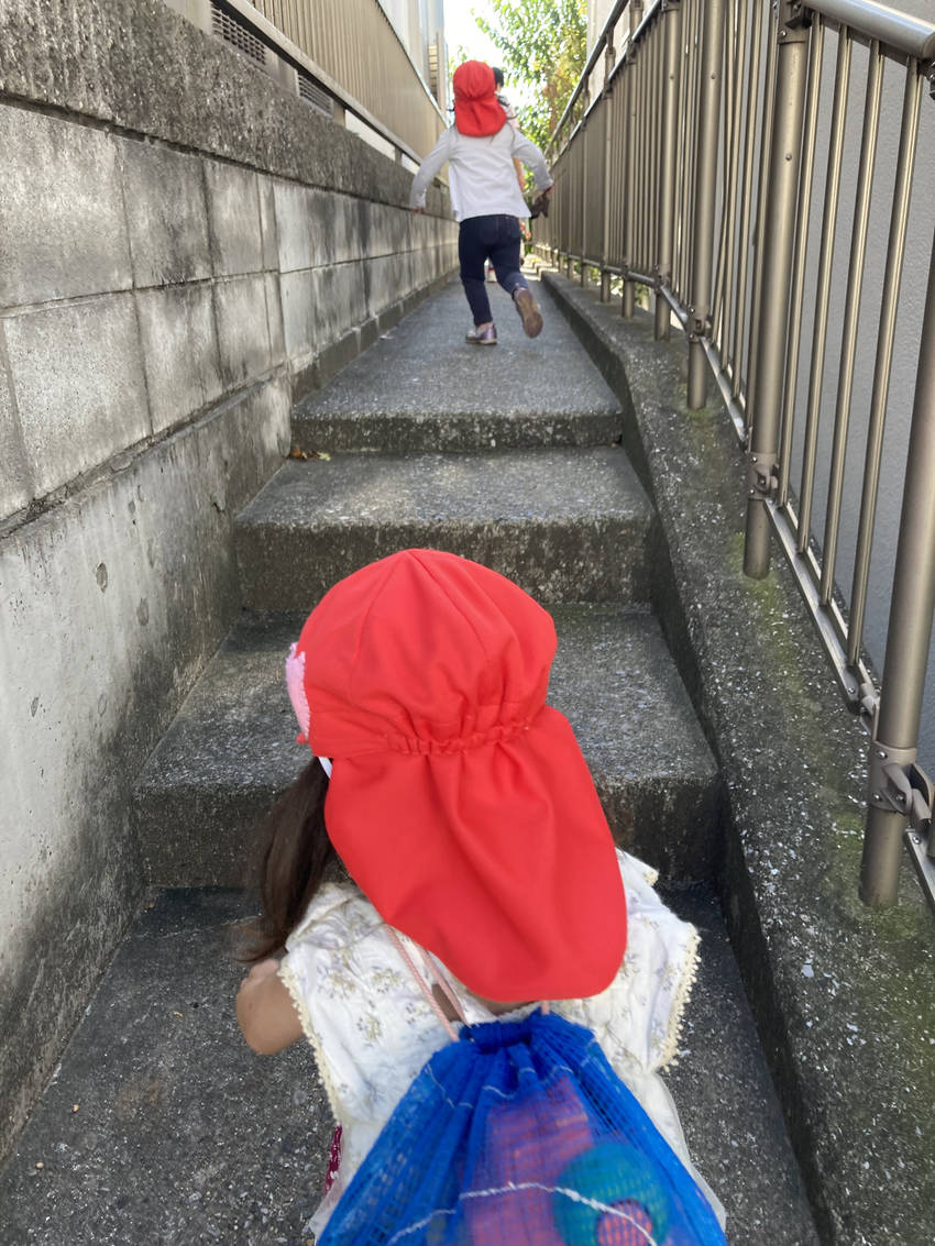 裏道から出発! 階段だねー🌟...