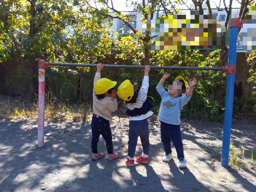 3人で鉄棒😊 みんな必死です!...