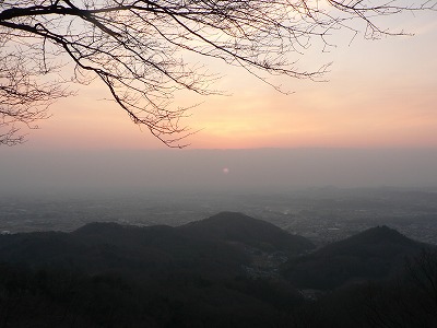雲の切れ間からキラリと輝く