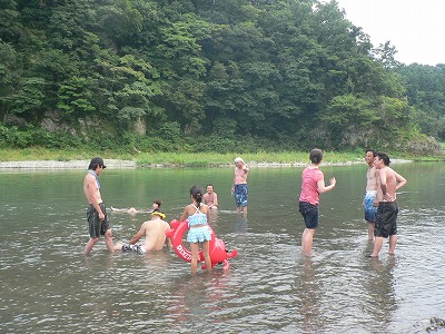 荒川で水遊び☆飲んだから膝まで...