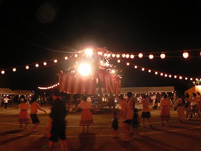 男衾納涼盆踊り大会でサノヨイヨ...