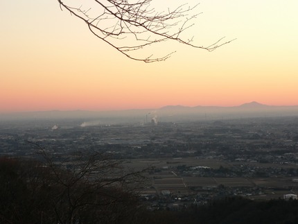 朝焼けの筑波山と工場の煙突