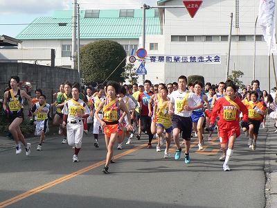 早春の寄居路でタスキをつなぐ第...