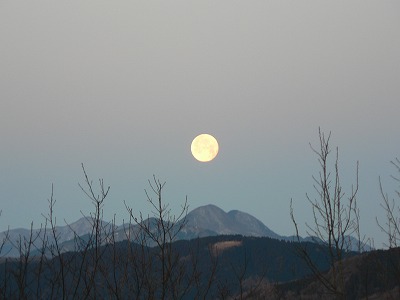 鐘撞堂山から見た満月と御荷鉾山