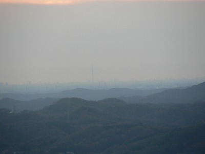 鐘撞堂山からスカイツリー201...