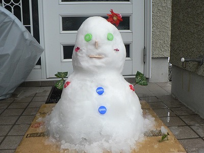 雨ニモマケズ玄関先の雪だるま