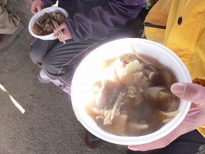 頂上で食べるアツアツすいとんが...