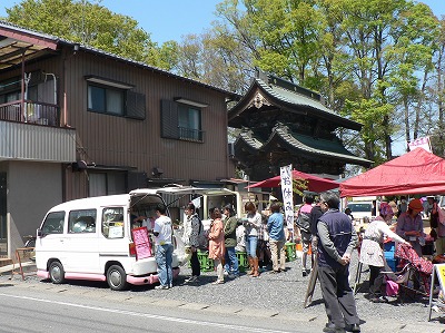 妻沼手づくり市@ピンクカーの行...