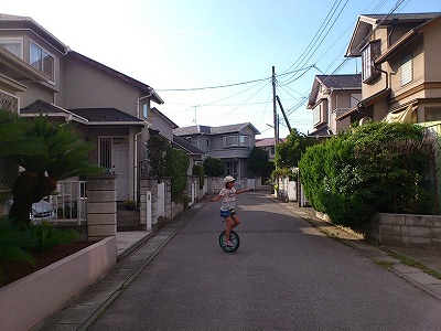 ハッピーロードで一輪車