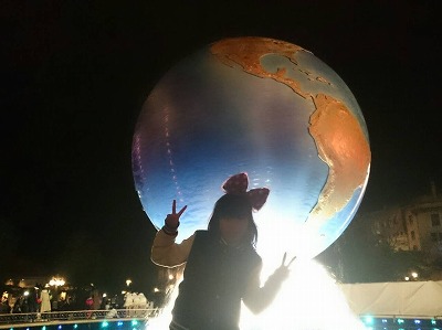 大きな地球儀の前で