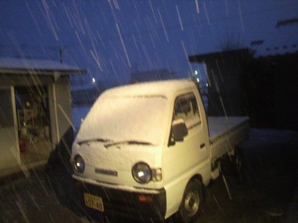 今朝は雪