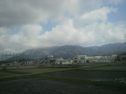 雲残る伊吹山