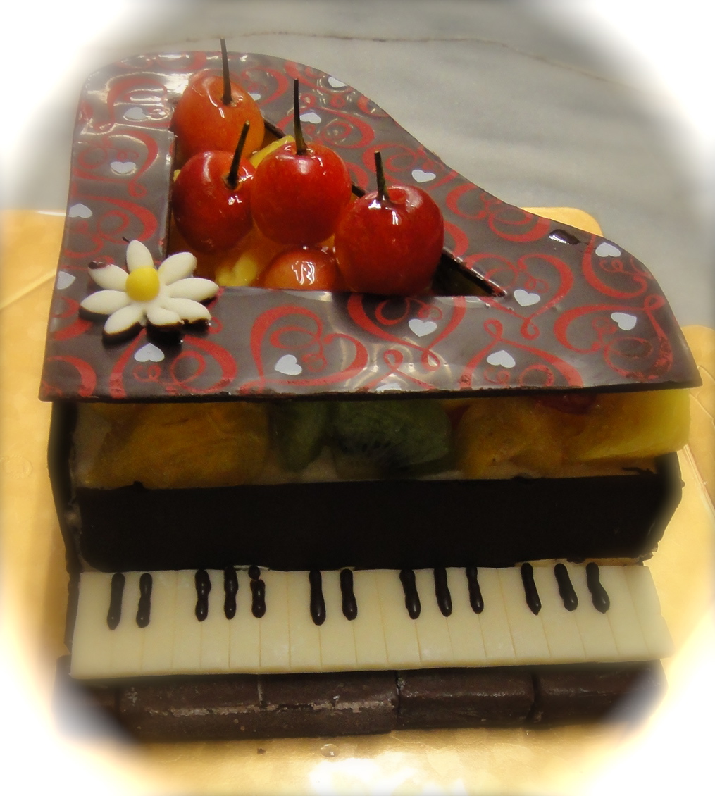 Happy Birthday 29 ピアノのケーキ ケーキ便り 末廣 祝日の月曜日は営業します Bloguru