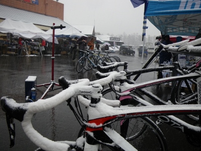 自転車にも雪が積もって来ました...
