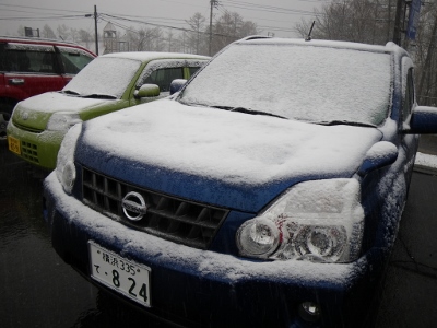 車にも積もります。だんだん雪降...