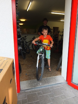 初めての自分の自転車にまたがっ...