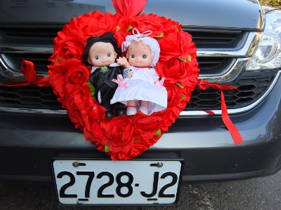新郎新婦とも別々の高級車で式場...