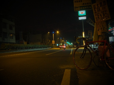 朝６時前、まだ真っ暗。だから街...