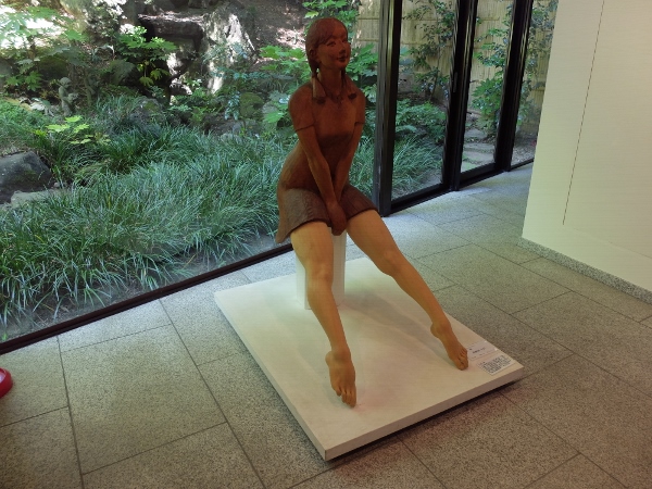 パレット館入り口にあるこの木彫...