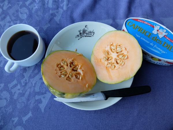 今朝の朝食はこれだけ。泊まりは...