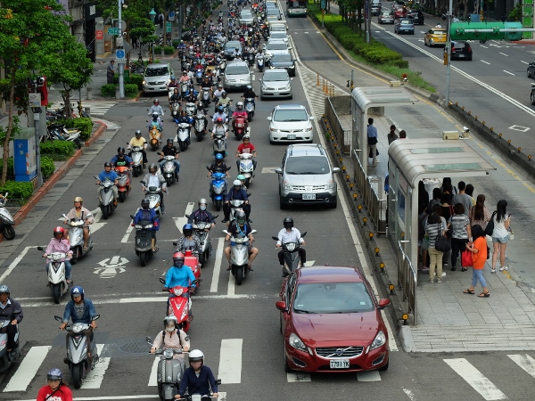 台北の朝、通勤時間帯。すごい量...