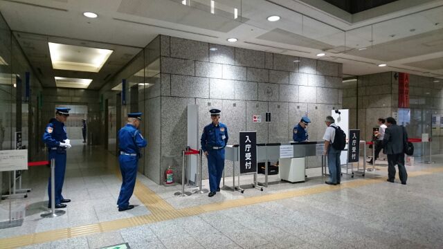 エレベーターに乗るにはセキュリ...