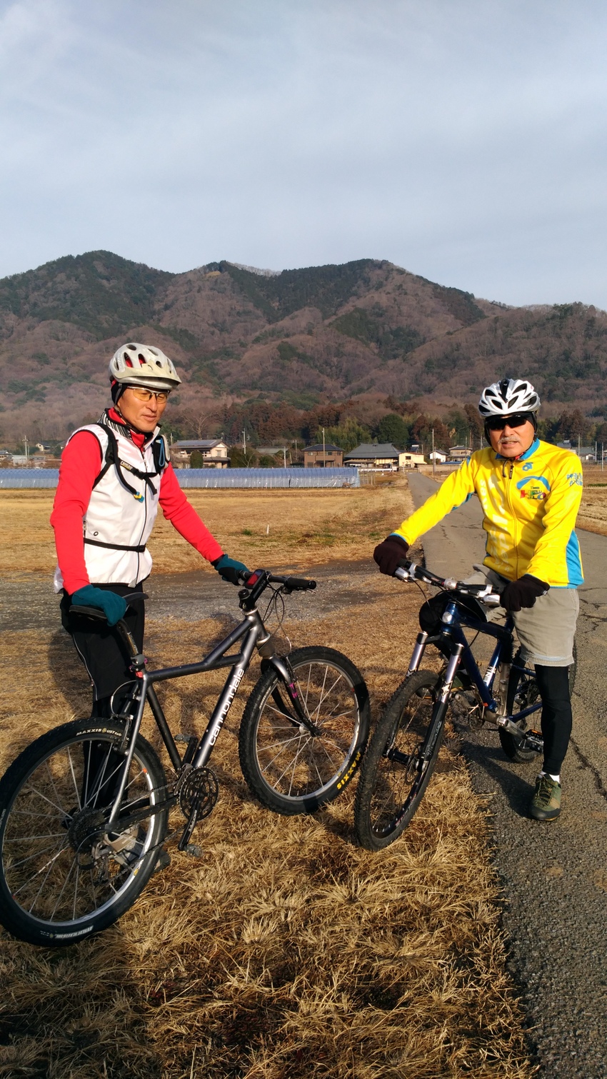 やっと出発オッケー!背後のお山...