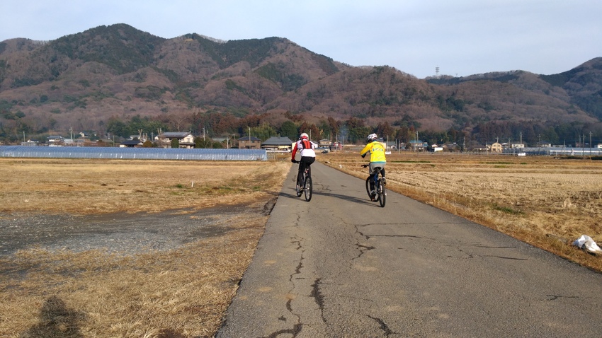 今、僕らの行き先は前方の里山へ...
